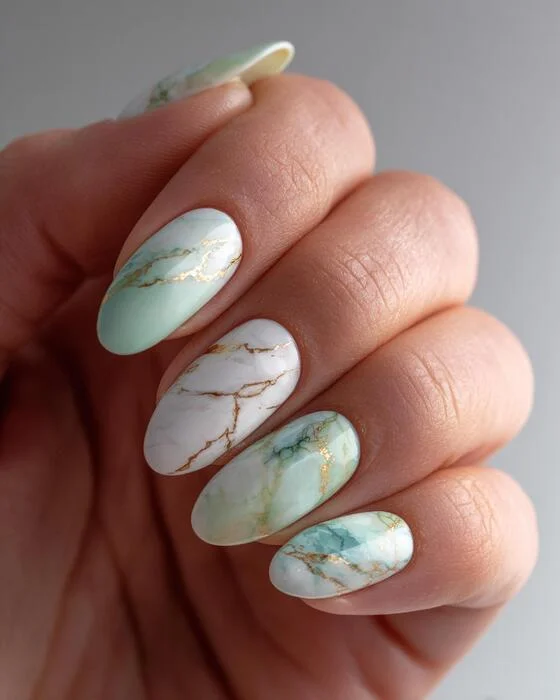Nail art marbré menthe et or, finition soignée