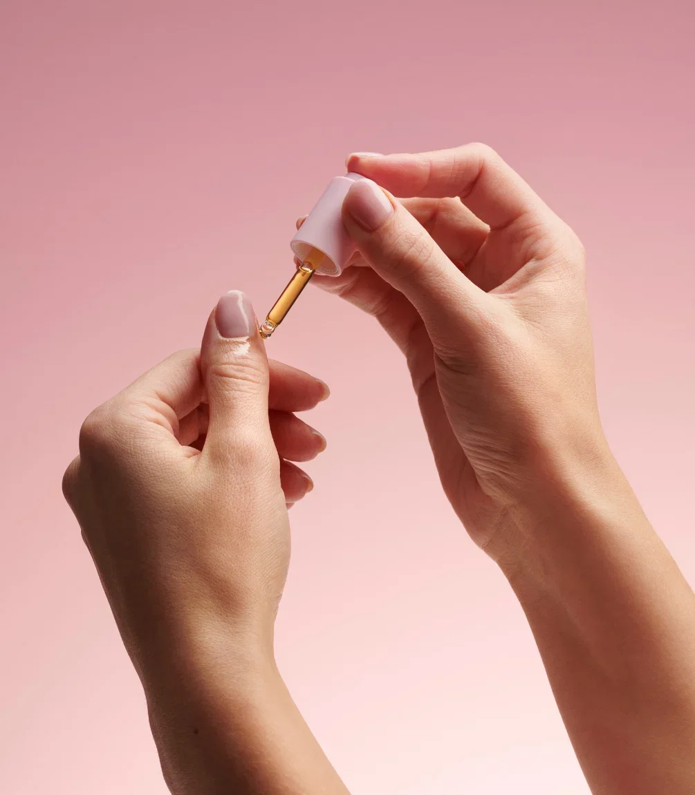 Application d'huile pour cuticules sur l'ongle